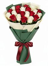 Букет Микс из красных и белых роз #REPLACE_PRED# Шелковке