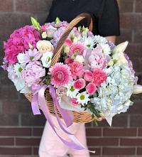 Композиция солнечный день в Шелковке Цветочная композиция из Розы, Хризантемы, Пионы и Лизиантусы в корзине в Шелковке