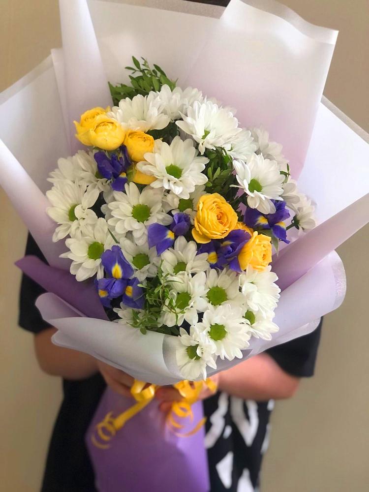 Букет цветов из: Ирисы, Хризантемы и Розы в Шелковке
