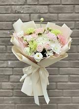 Букет цветов из:  Гвоздики, Розы, Лизиантусы и Хризантемы #REPLACE_PRED# Шелковке