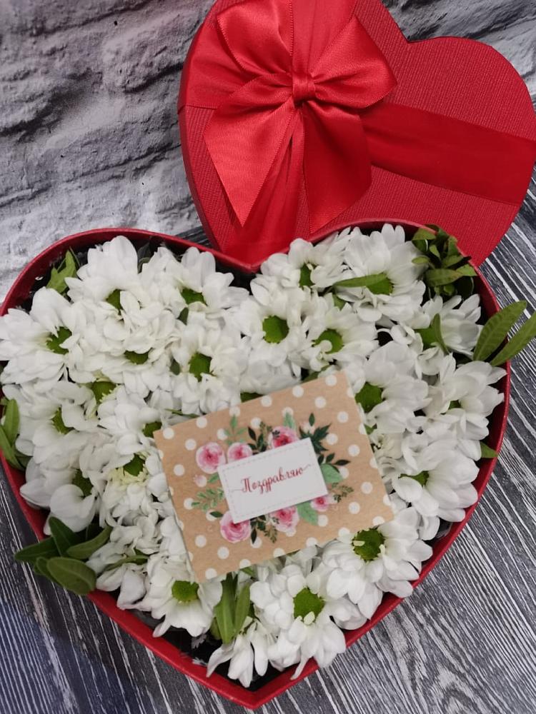 Цветочная композиция из Хризантемы в виде сердца в Шелковке